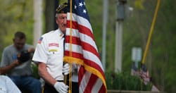 veterano militar com bandeira americana