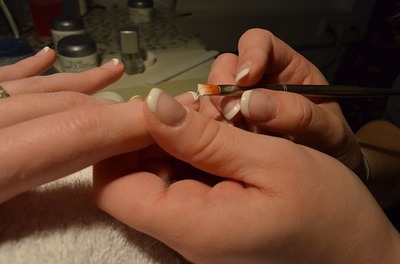 nail tech doing nails